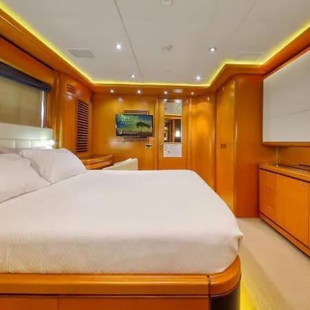Yng-art-111 Hotel en barco